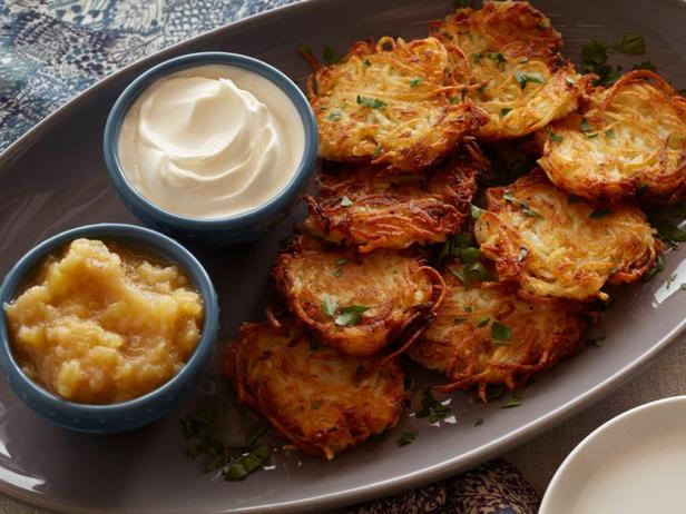 Латкес с яблочным соусом и сметаной - «Выпечки»