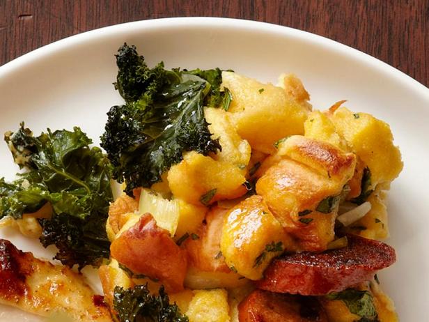Начинка с картофельным хлебом, капустой кейл и колбасками андуйет (гарнир) - «Праздничные рецепты»