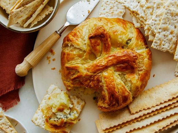 Запечённый бри в слоёном тесте с артишоками и шпинатом - «Все рецепты»