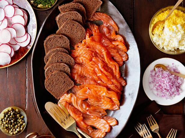 Гравлакс на чёрном хлебе с редиской и хреном - «Закуски»