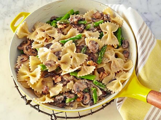 Кремовые бантики с жареными грибами, спаржей и грецкими орехами - «Меню диеты»