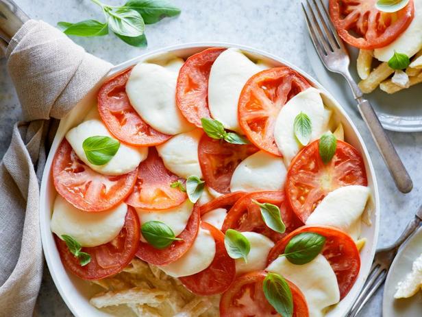 Паста «Альфредо» с курицей и капрезе - «Салаты»