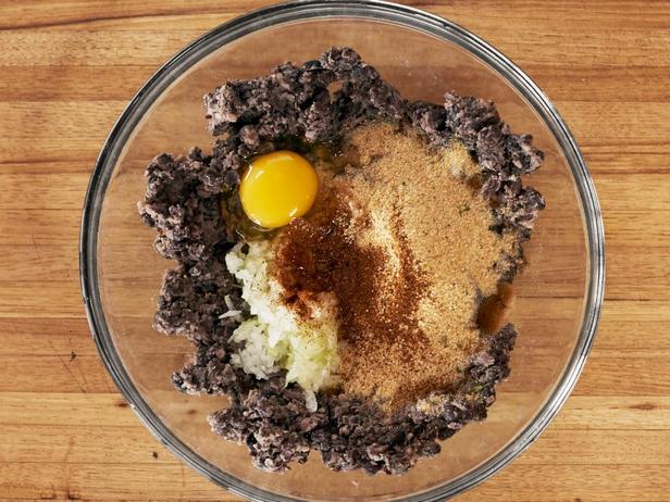 Замесите фарш из фасоли с яйцом и панировочными сухарями