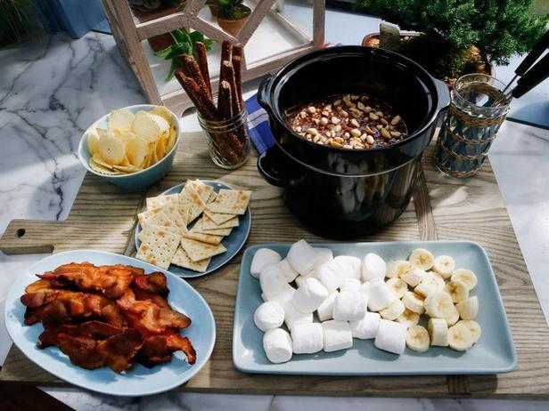 Шоколадное фондю с солёной соломкой, бананами и беконом - «Соусы»