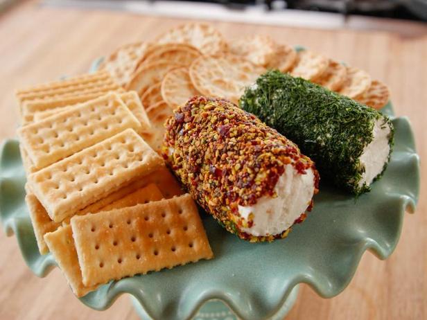 Закусочное сырное полено с зеленью и орехами - «Праздничные рецепты»