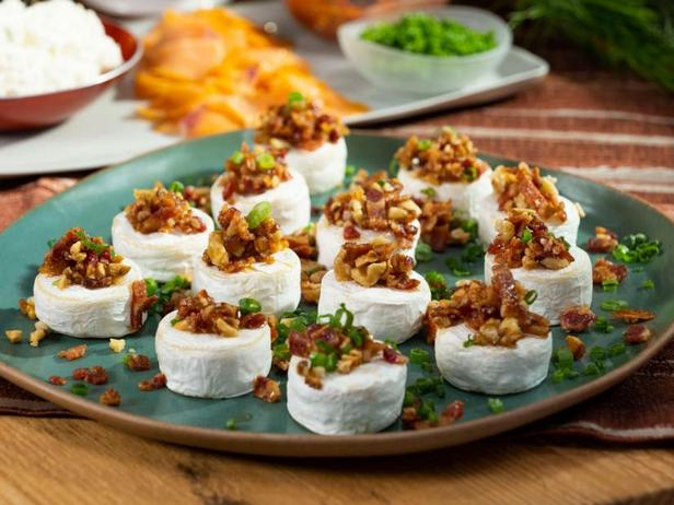 Канапе из запечённого бри и бекона с кленовым сиропом - «Закуски»