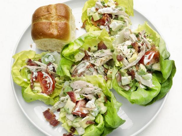Простая закуска с курицей на листьях салата - «Салаты»