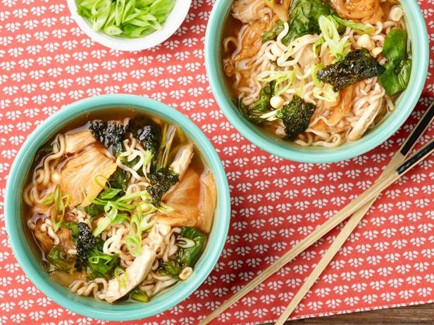 Рамэн с курицей, кукурузой и кимчи за 10 минут - «Быстрые рецепты»