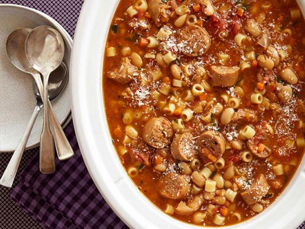 Стью с колбасками, фасолью и макаронами в медленноварке - «Первые блюда»