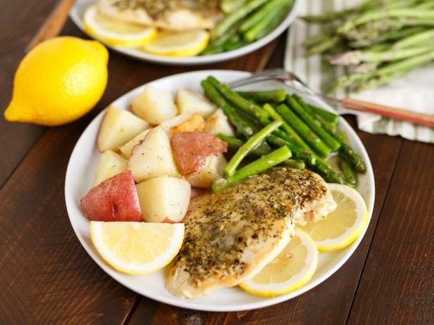 Куриная грудка с лимоном и травами, спаржа и печёный красный картофель на двоих - «Соусы»